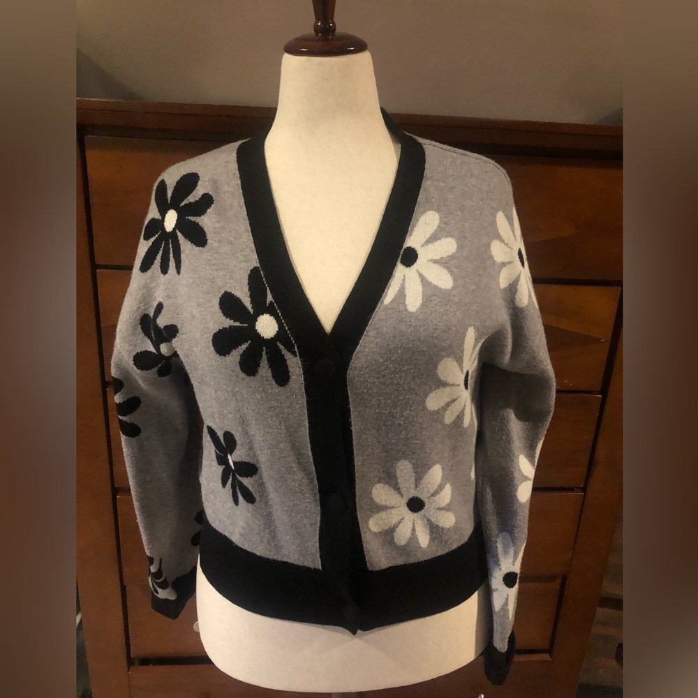 Laundry By Shelli Segal Gray Floral V-Neck Cardigan with Black & White Flowers